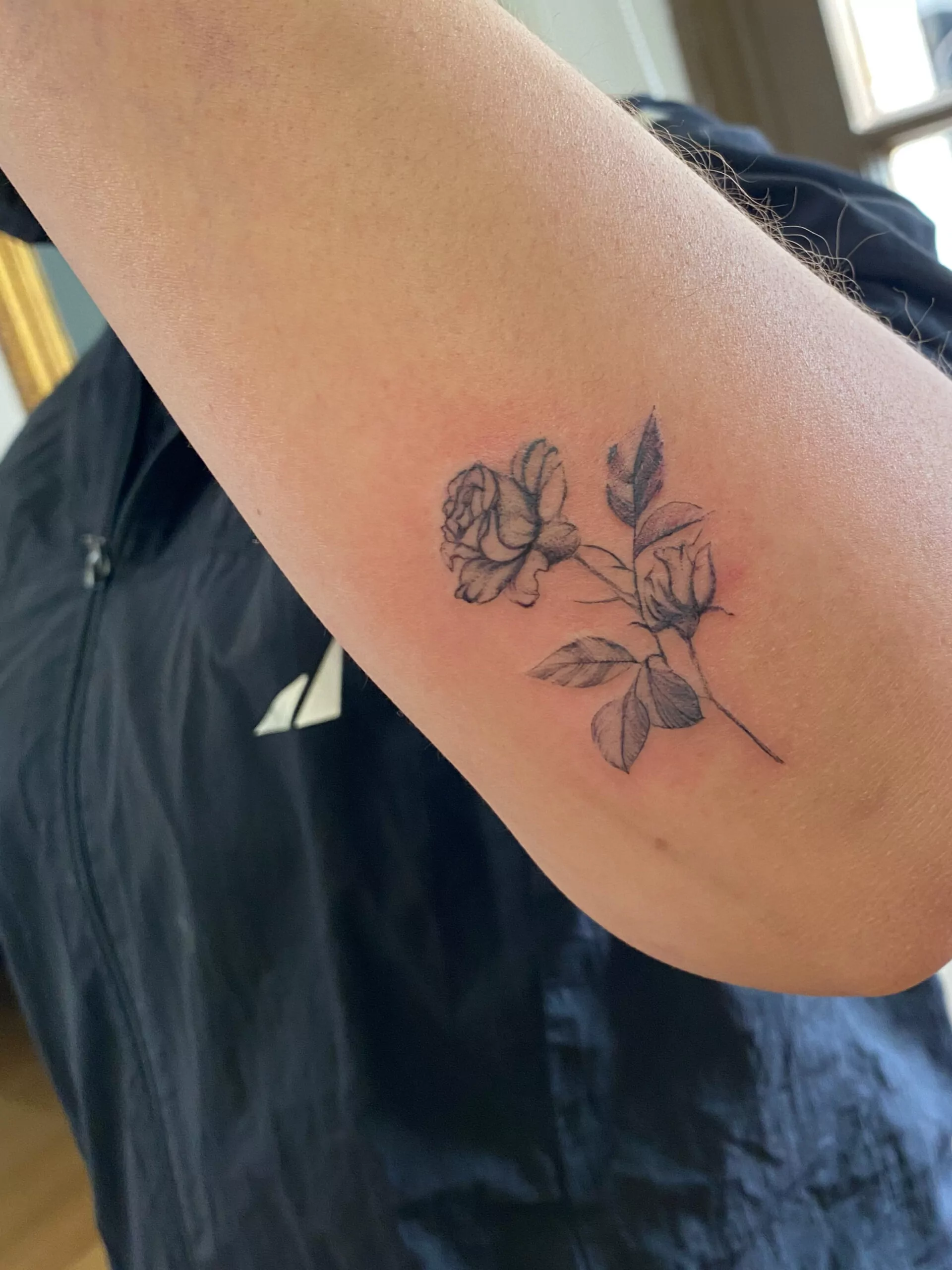 tatuaje minimalista de flor en el antebrazo