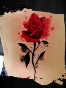 Tatuaje watercolor rosa en la espalda