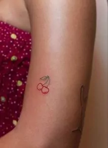 tatuaje minimalista cerezas brazo