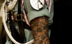 Brazo de un soldado tatuado.