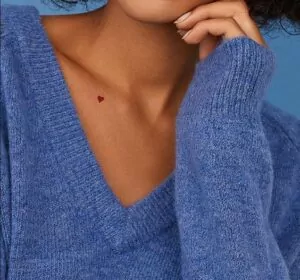 tatuaje corazón minimalista en la clavícula