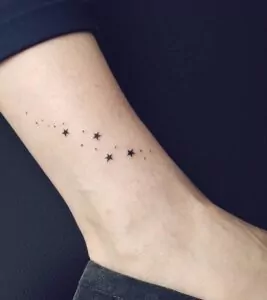 tatuaje estrellas minimalistas en el pie
