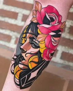 tatuaje de mujer con corona de flores