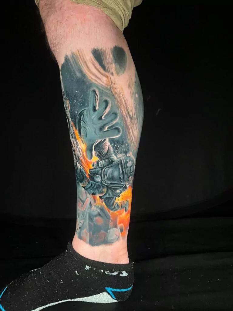 tatuaje en la pierna de un astronauta estilo realista