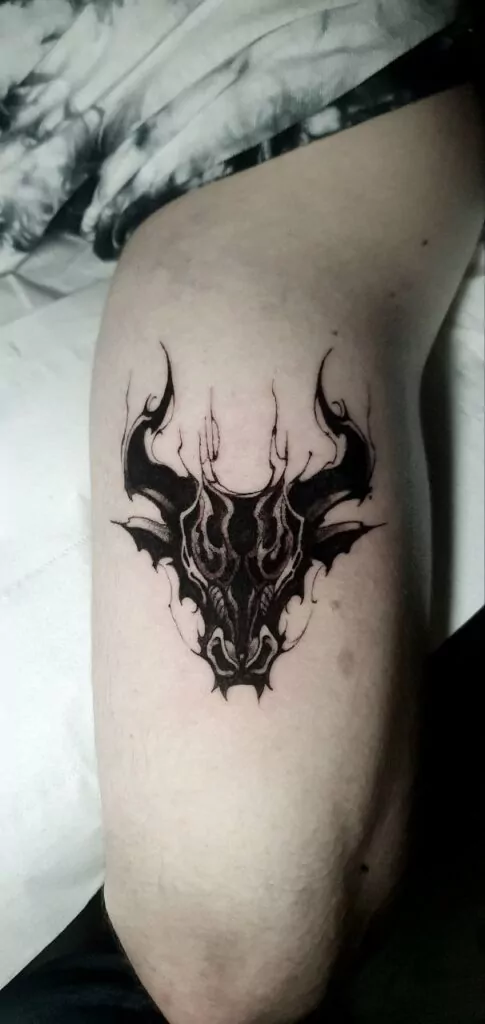 Tatuaje de toro con sombreado negro