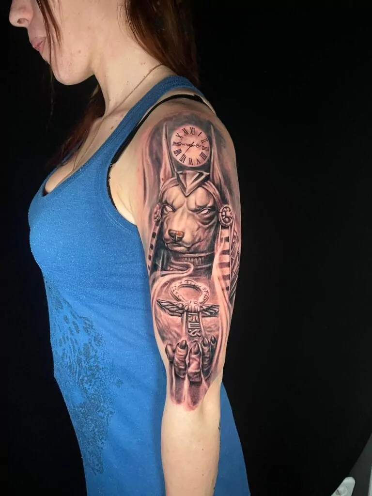 tatuaje del guardián de las tumbas Anubis sosteniendo un Anj de estilo realista
