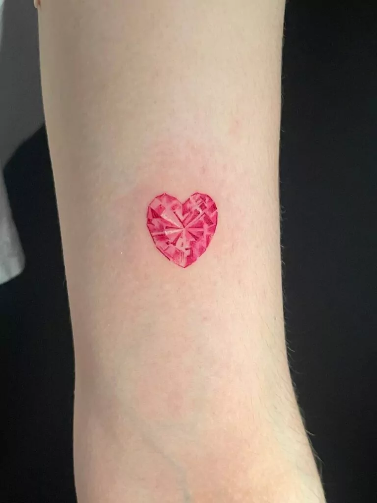 tatuaje minimalista corazón rosa