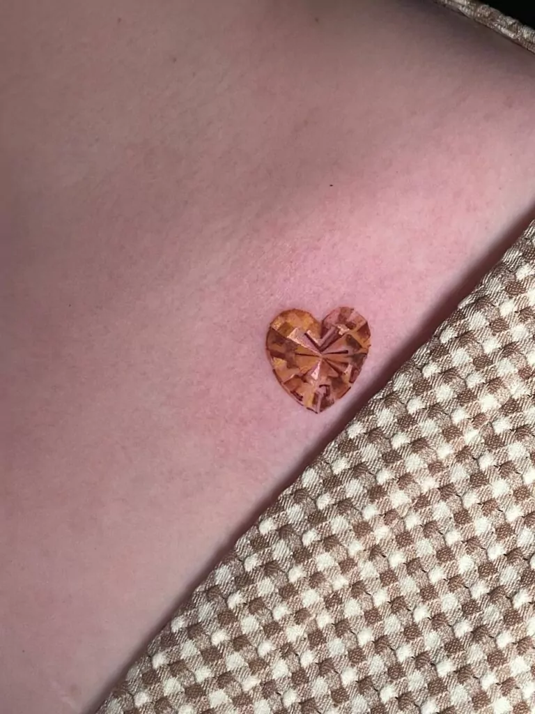 tatuaje minimalista corazón