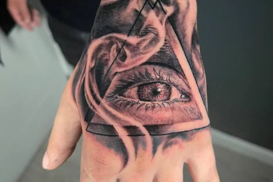 tatuaje mano realismo blackwork