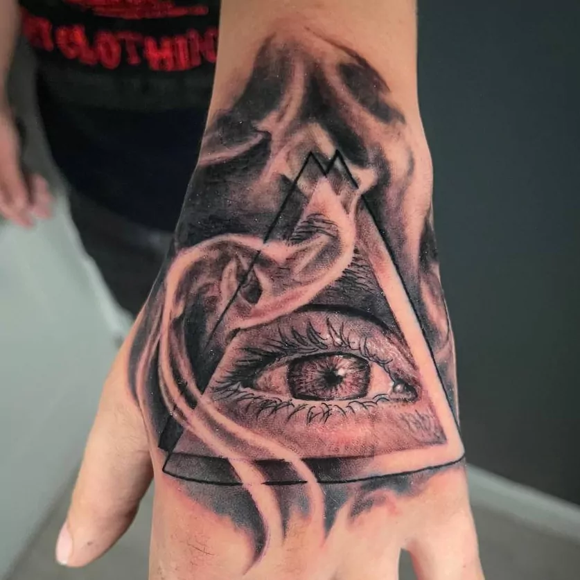 tatuaje blackwork triangulos ojo
