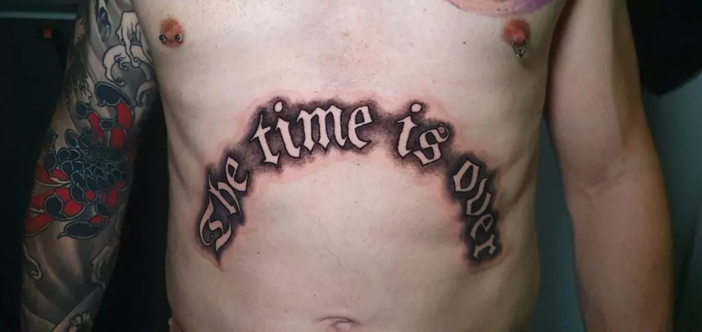 tatuaje lettering en el estomago