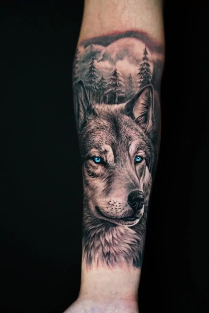 tatuaje retrato lobo ojos azules