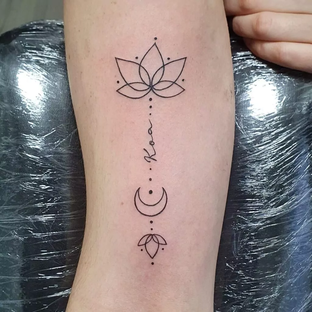 Tatuaje flor de loto en el brazo estilo minimalista