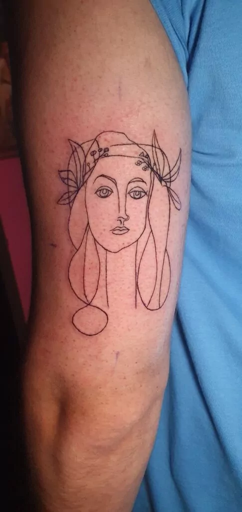 tatuaje linea fina mujer
