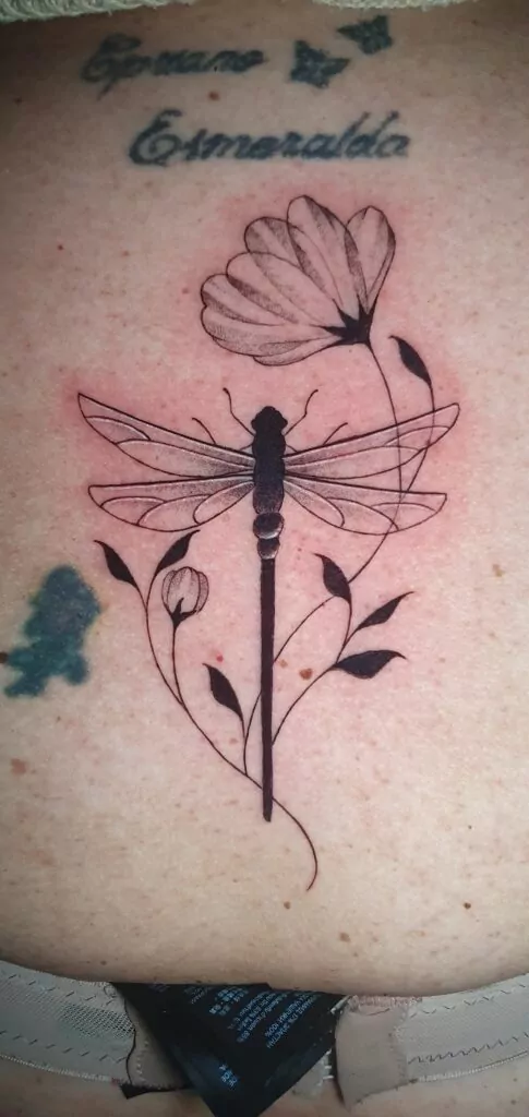 tatuaje minimalista libélula