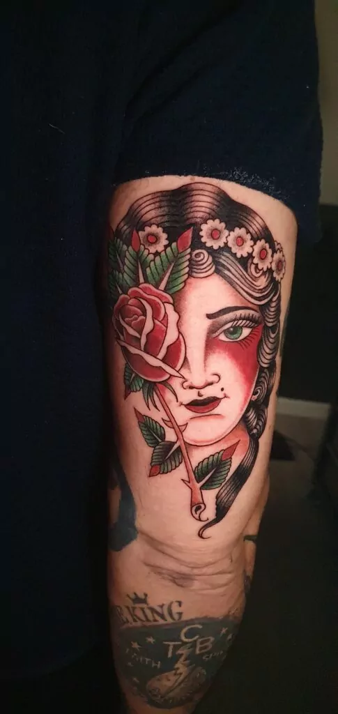 tatuaje realismo a color mujer