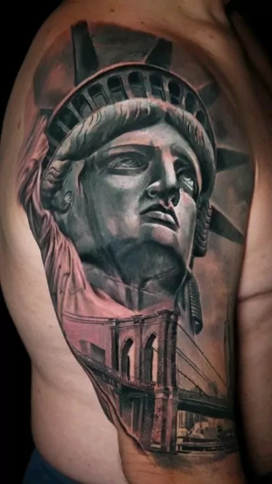 Tatuaje realismo blackwork estatua de la libertad