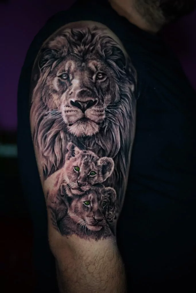 tatuaje realista blackwork leon y sus leoncillos