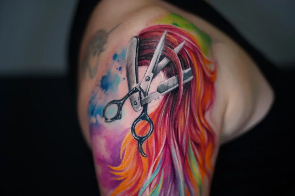 tatuaje watercolor tijera cortando cabello de colores