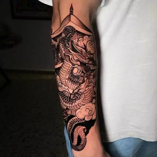 Tatuaje Black Work dragón oriental