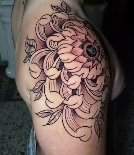 Tatuaje de flor en el hombro