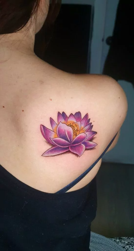 Tatuaje watercolor flor de loto
