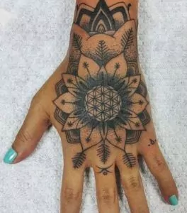 tatuaje mandala mujer