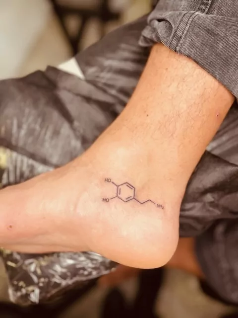 tatuaje composición molecular en el pie